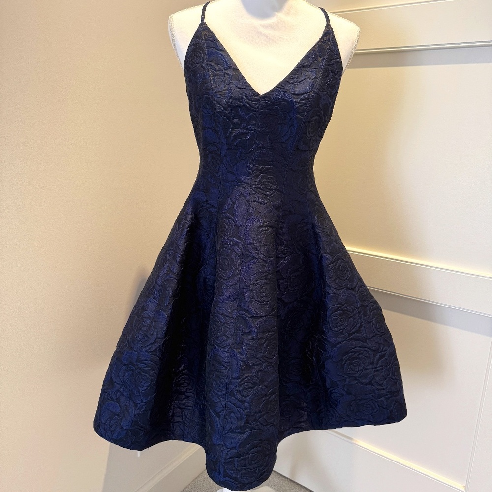 Halston Heritage Sleeveless V-Neck Navy Floral Jacquard Tulip Dress Size 6
